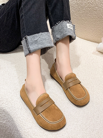 Women's slip-on flat shoes with stitching and color contrast