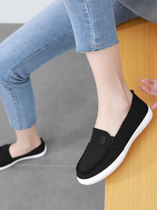 Comfortable and breathable women's slip-on flats