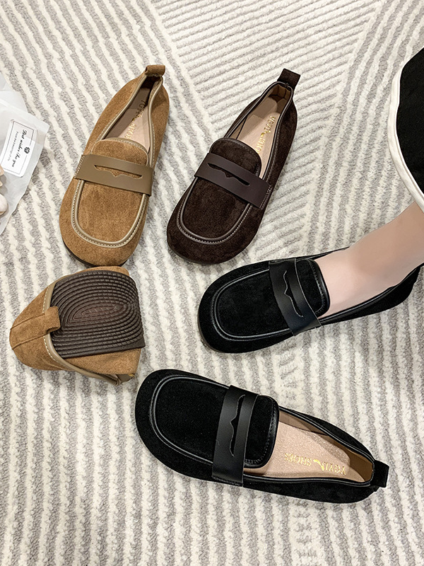 Women's slip-on flat shoes with stitching and color contrast